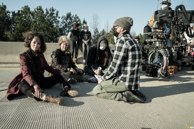 tales-of-the-walking-dead-s01e02-blair-gina-bastidores-039.jpg