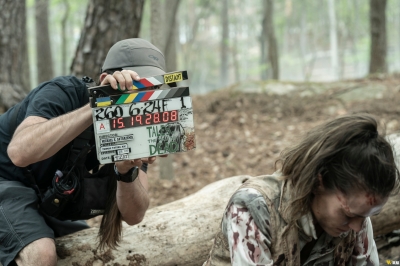 tales-of-the-walking-dead-s01e03-dee-bastidores-033.jpg