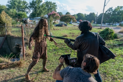 twd-world-beyond-s01e02-the-blaze-of-gory-bastidores-001.jpg