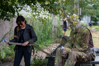 twd-world-beyond-s01e02-the-blaze-of-gory-bastidores-008.jpg