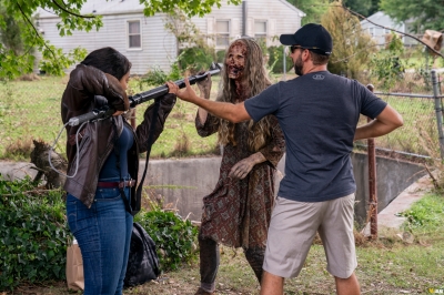 twd-world-beyond-s01e02-the-blaze-of-gory-bastidores-017.jpg
