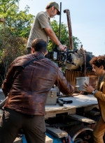 twd-world-beyond-s01e05-madman-across-the-water-bastidores-002.jpg