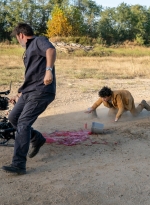 twd-world-beyond-s01e05-madman-across-the-water-bastidores-005.jpg