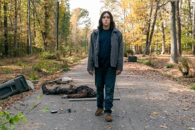 twd-world-beyond-s01e08-the-sky-is-a-graveyard-016.jpg