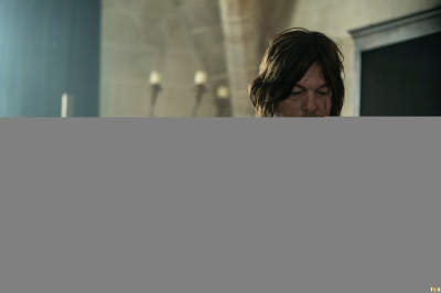 the-walking-dead-daryl-dixon-s01e01-lame-perdue-034.jpg