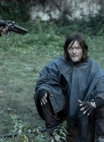 the-walking-dead-daryl-dixon-s01e01-lame-perdue-061.jpg