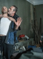 the-walking-dead-dead-city-s01e02-whos-there-016.jpg