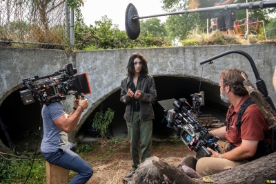 twd-world-beyond-s01e02-the-blaze-of-gory-bastidores-010.jpg