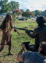 twd-world-beyond-s01e02-the-blaze-of-gory-bastidores-001.jpg