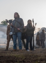 twd-world-beyond-s01e02-the-blaze-of-gory-bastidores-003.jpg