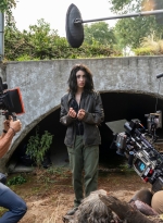 twd-world-beyond-s01e02-the-blaze-of-gory-bastidores-010.jpg