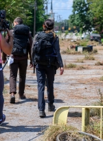 twd-world-beyond-s01e02-the-blaze-of-gory-bastidores-013.jpg
