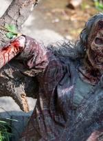 twd-world-beyond-s01e02-the-blaze-of-gory-bastidores-014.jpg