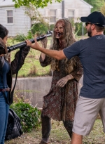 twd-world-beyond-s01e02-the-blaze-of-gory-bastidores-017.jpg