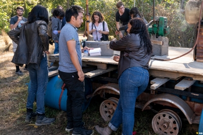 twd-world-beyond-s01e05-madman-across-the-water-bastidores-001.jpg