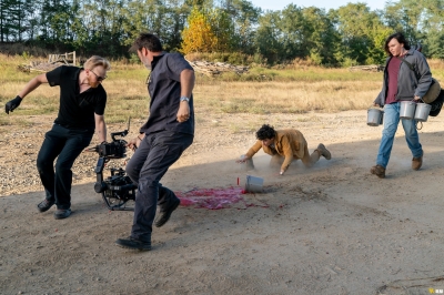 twd-world-beyond-s01e05-madman-across-the-water-bastidores-005.jpg